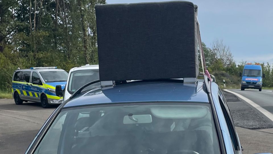 Poliția germană a oprit o mașină pe care se afla o canapea și a găsit la volan un român drogat