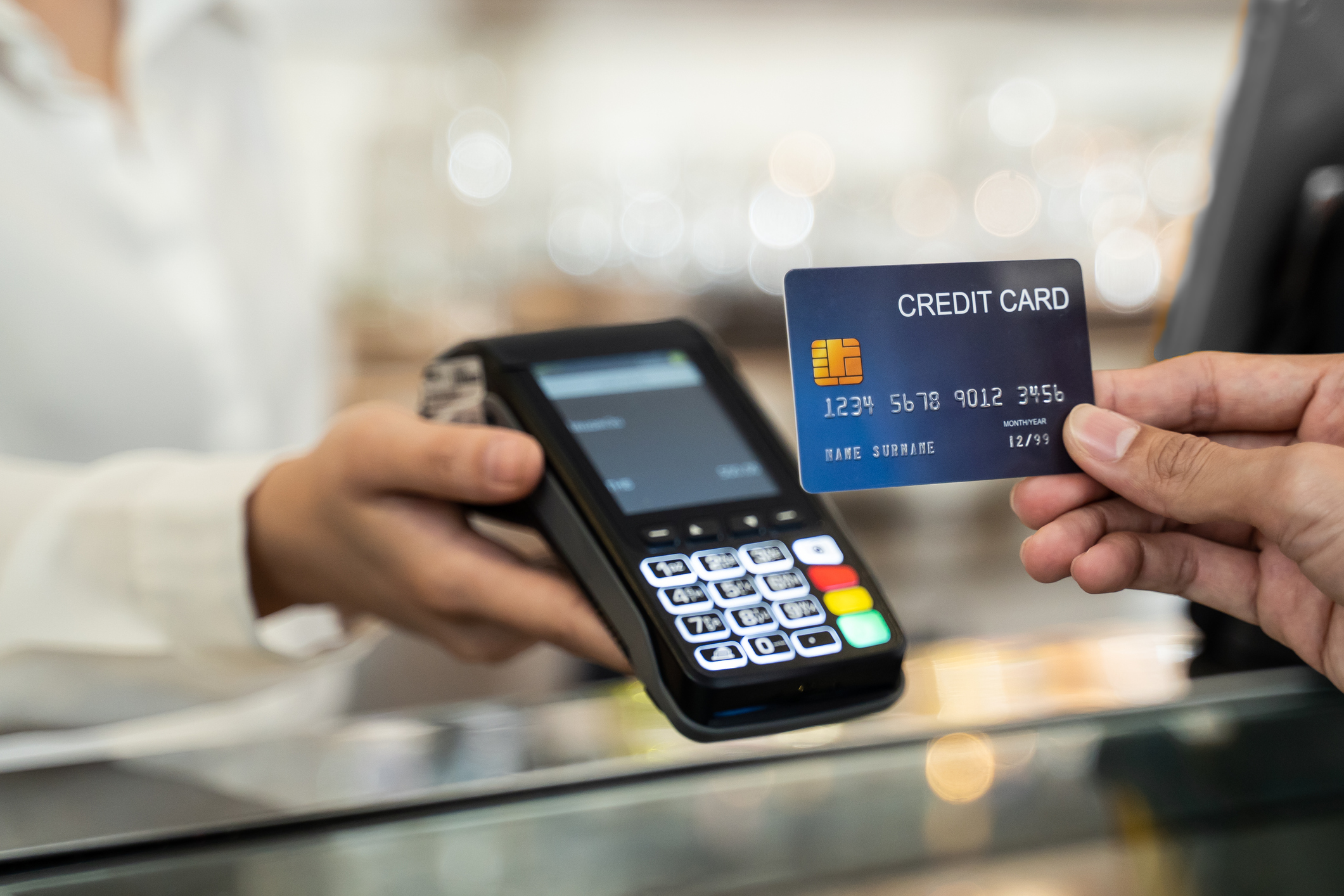 Un an și 7 luni de închisoare pentru cumpărături făcute cu un card bancar găsit pe stradă. Benzină și țigări de aproape 500 de lei