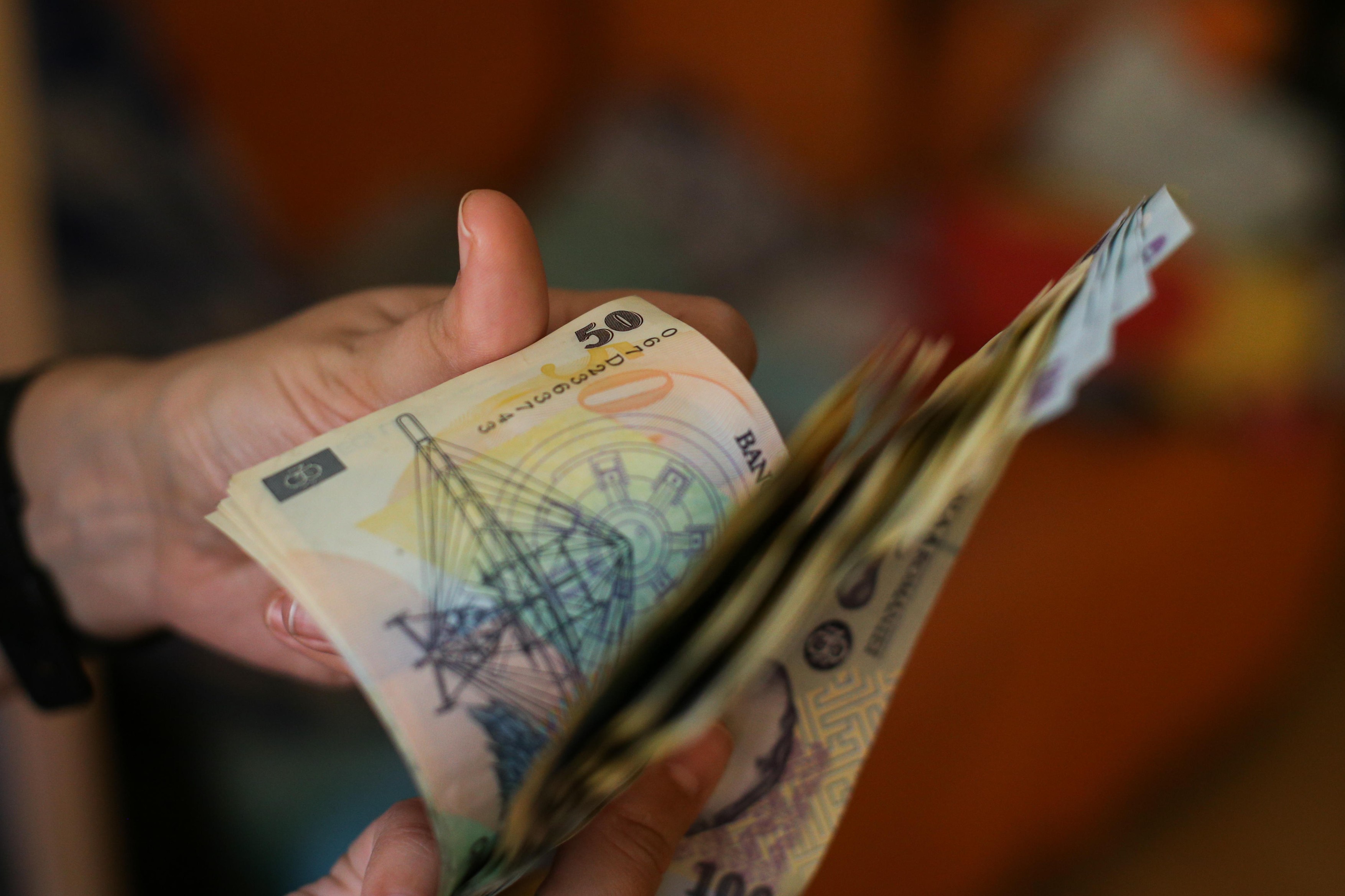 România trece la salariul minim european. Cât vor câștiga în plus românii și care sunt cele două mari probleme. "Un cerc vicios"