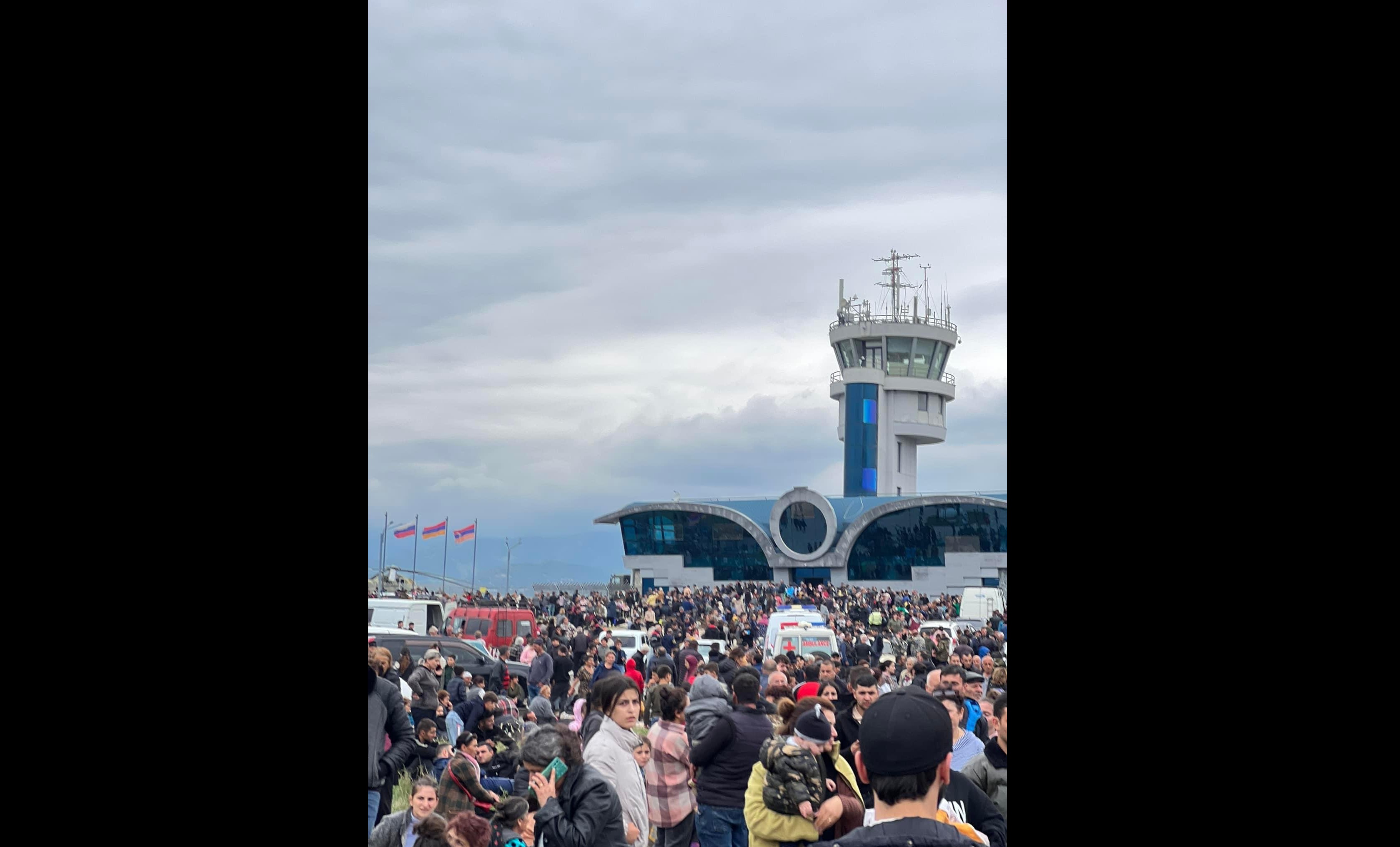 Mii de armeni se adună la aeroportul din Nagorno-Karabah, după ce forțele separatiste s-au predat Azerbaidjanului