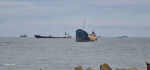 Nava avariată la Sulina a fost eșuată în zona unui banc de nisip Reprezentanţii Autorităţii Navale Române (ANR) au anunţat că nava care a suferit o explozie, miercuri dimineaţă, în zona Sulina, a fost remorcată către Golful Musura şi eşuată în siguranţă