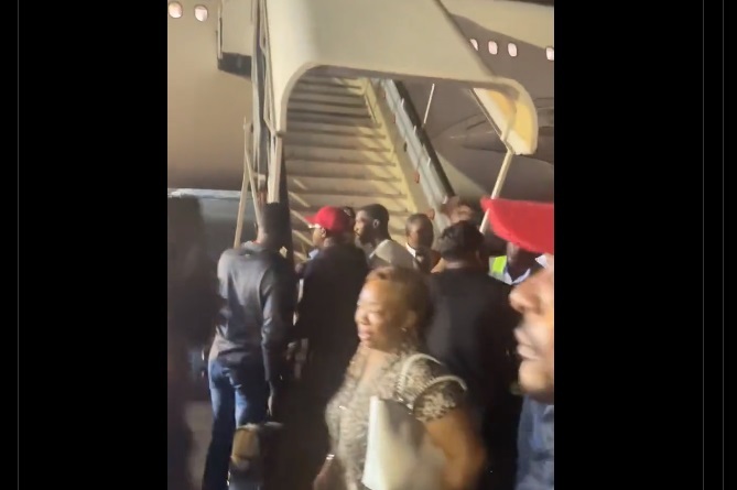 VIDEO Momentul în care pasagerii încearcă să urce cu forța într-un avion, după ce zborul a fost amânat două zile la rând