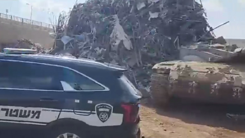 masina de politie din israel langa un tanc