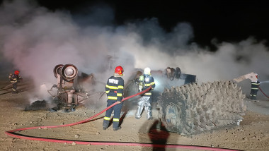 masini pompieri la locul incendiului pe camp, calimensti vrancea