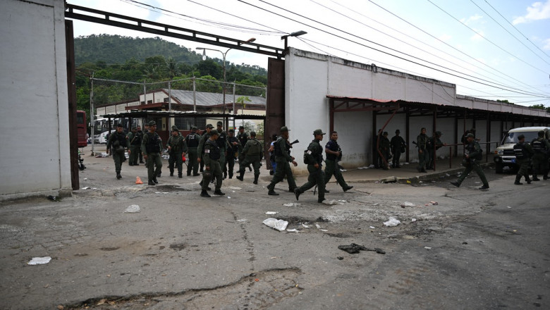 Soldați ies pe poarta unei închisori în Venezuela