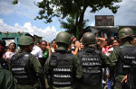 Soldați venezueleni cu spatele la cameră