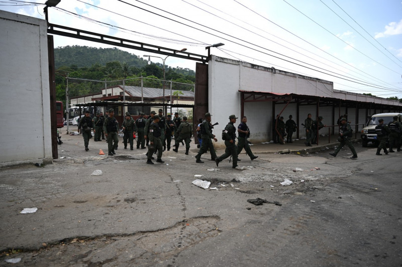 militari trec prin poarta unei închisori