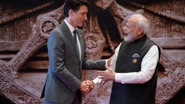 Justin Trudeau îi strânge mâna lui Narendra Modi