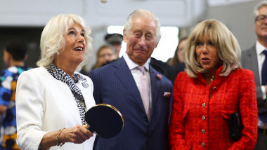 Regina Camilla și Brigitte Macron au jucat ping-pong