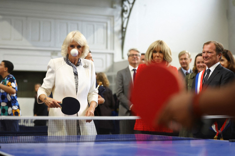 Regina Camilla și Brigitte Macron au jucat ping-pong