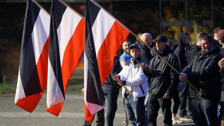 Oameni cu steaguri ale Imperiului German