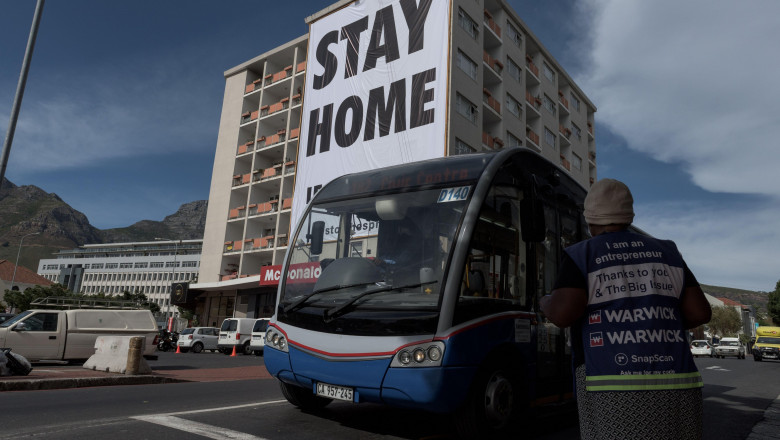 Cape Town oraș cu clădiri și un poster pe un bloc pe care scrie Stay Home
