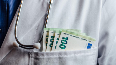 patru bancnote de 100 de euro ieind din buzunarul unui medic