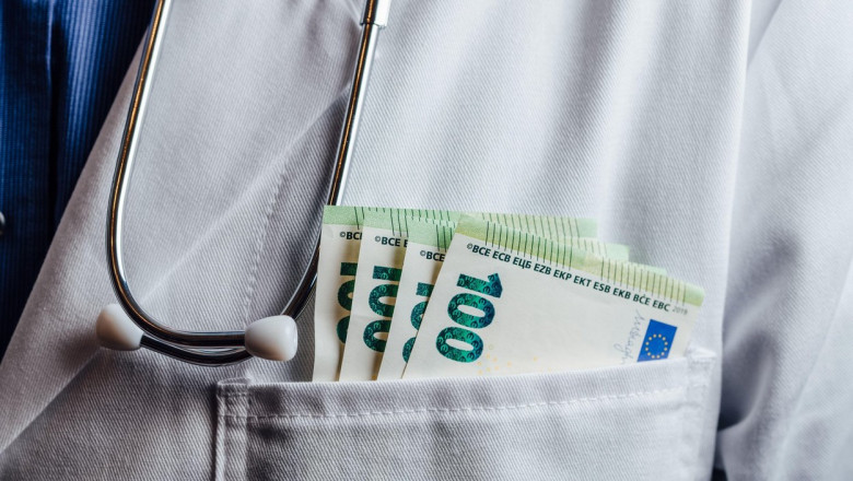 patru bancnote de 100 de euro ieind din buzunarul unui medic