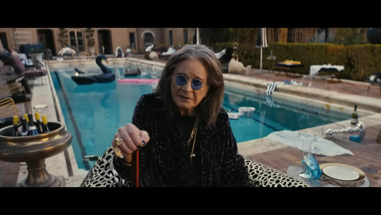 Ozzy Osbourne cu o piscină în fundal
