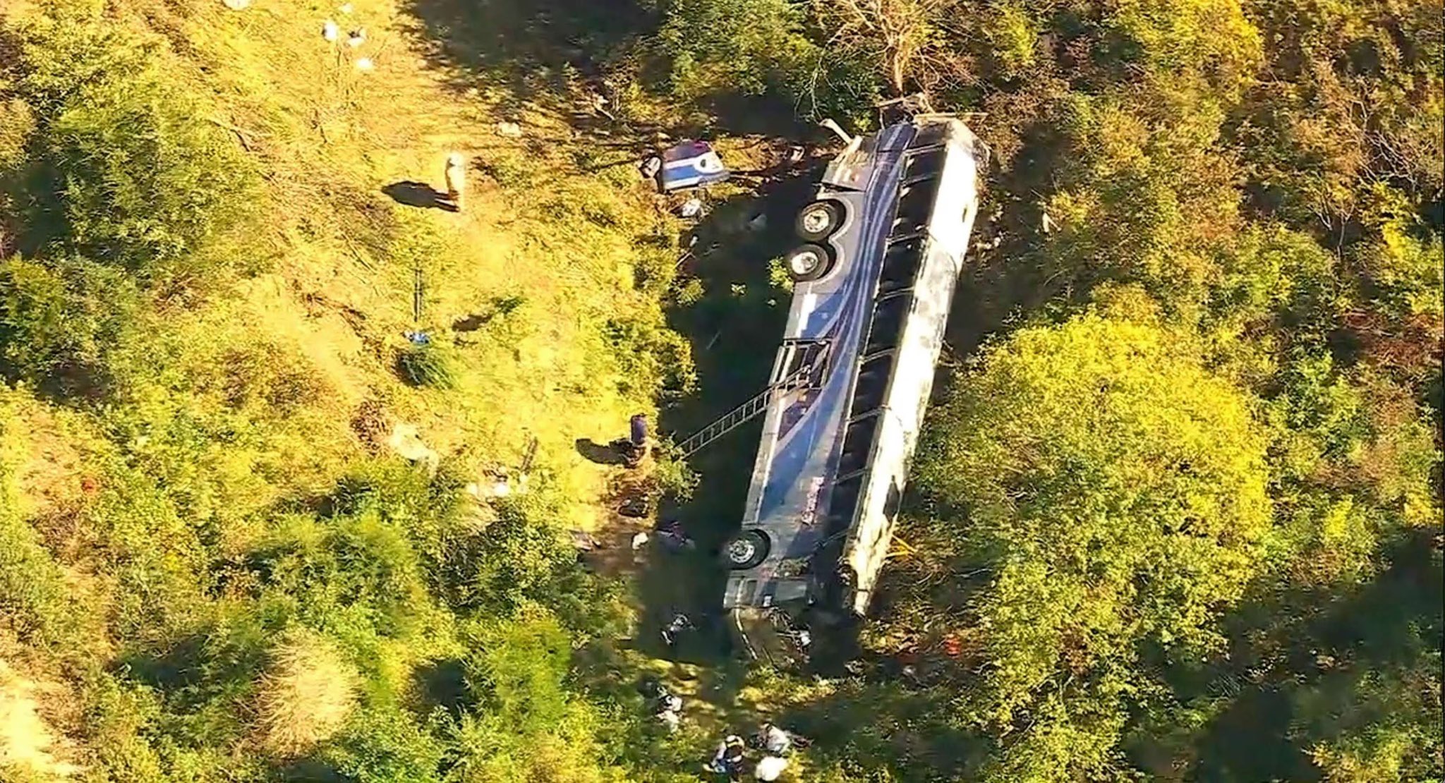 Un autobuz plin de liceeni s-a răstunat într-o râpă, în statul New York. Cel puțin un mort și 46 de răniți