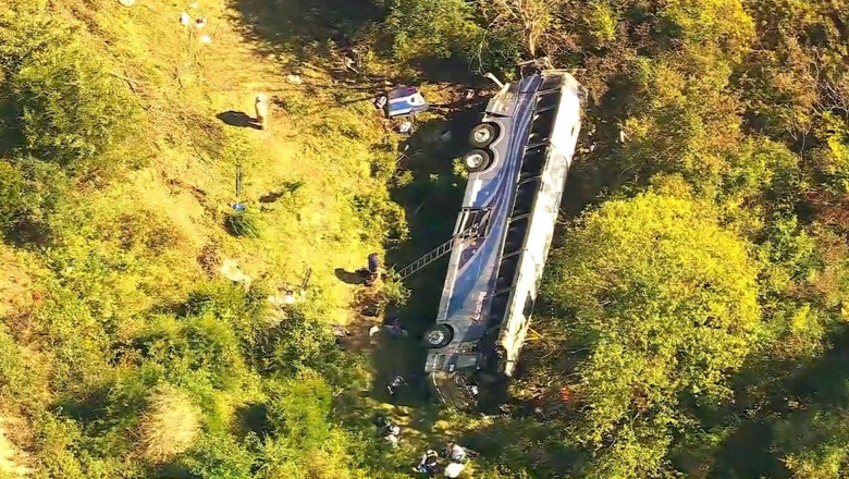 Un autobuz plin de liceeni s-a răstunat într-o râpă, în statul New York