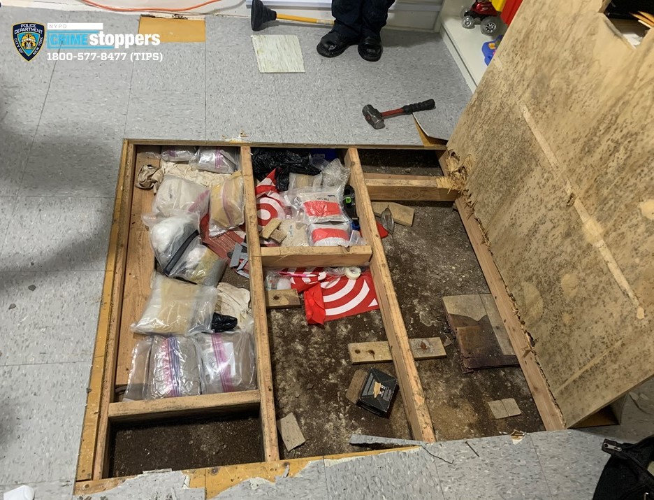 FOTO. Polițiștii au găsit droguri în podeaua creșei din SUA, unde un copil de un an a murit, din cauza unei supradoze de Fentanil
