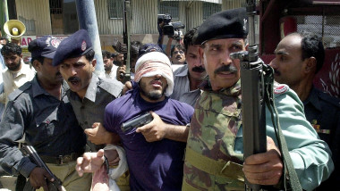 Ramzi bin al-Shaiba, suspect pt 11 sept 2001, legat la ochi, dus de militari pakistanezi cu arme in arest