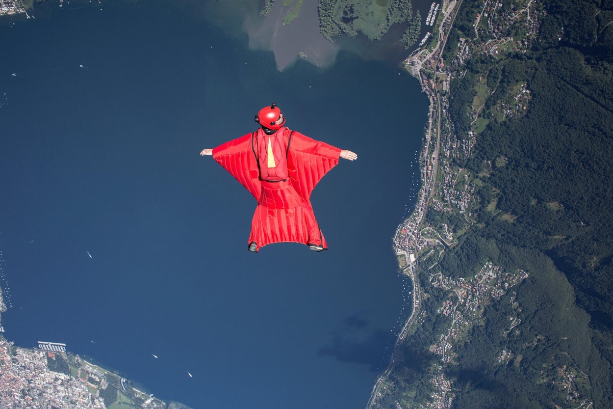Un practicant de wingsuit a fost decapitat la 4.000 de metri înălțime de aripa avionului din care tocmai sărise