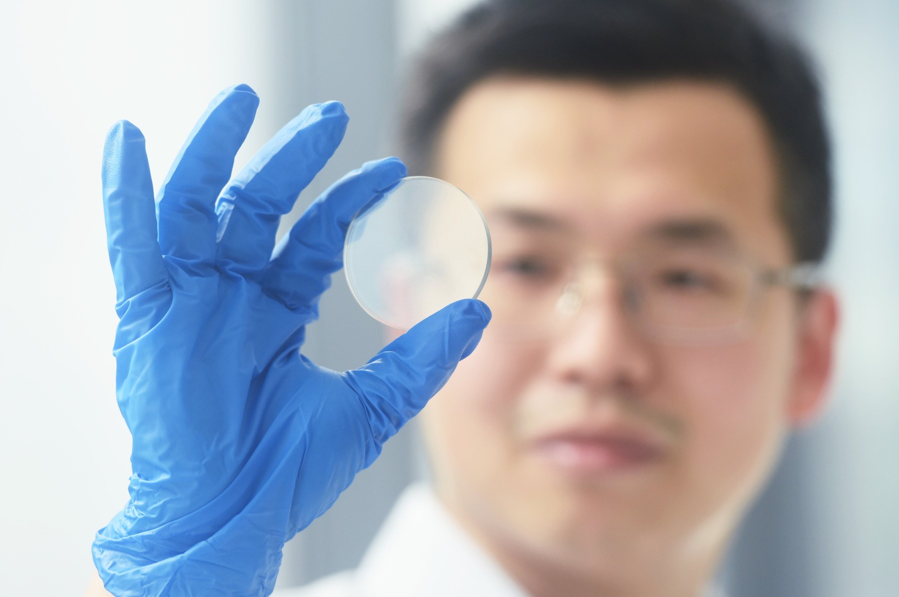 Războiul tehnologic SUA-China continuă: Beijingul a oprit exportul a două elemente rare critice pentru producția de cipuri