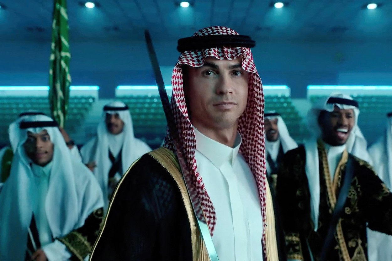 Saudiții l-au îmbrăcat pe Cristiano Ronaldo în costum tradițional și l-au pus să facă "dansul săbiilor" de ziua națională