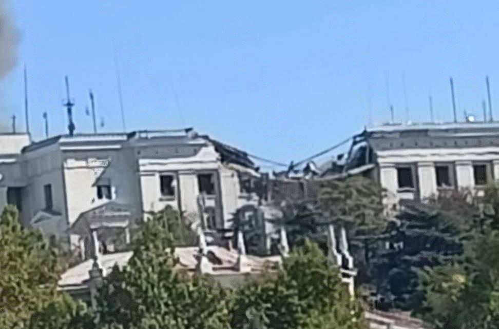 Momentul în care sediul Statului major al flotei ruse este lovit de o rachetă ucraineană. „Comandanţi de rang înalt” au fost uciși