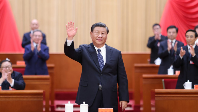 Președintele Chinei, Xi Jinping, saluta in parlament cu mana ridicata