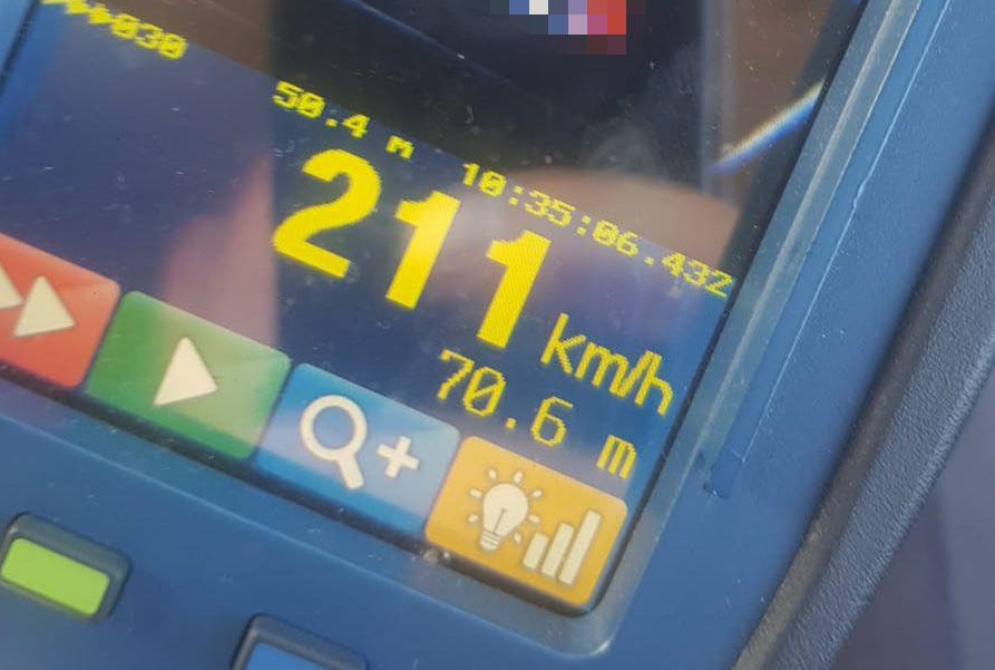 Un șofer de 22 de ani a fost prins cu 211 km/h pe tronsonul de autostradă Nuşfalău - Suplacu de Barcău, la o zi după inaugurare