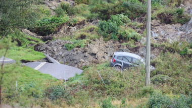 autostrada surpata in suedia, masina cazuta in groapa