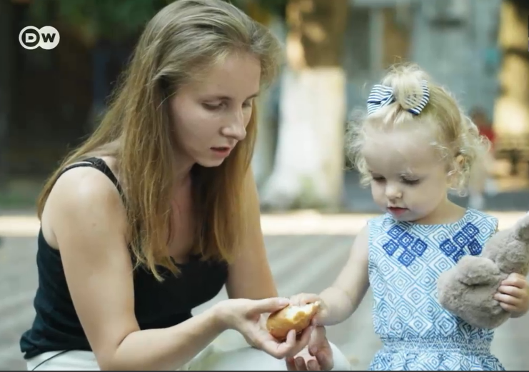Fetița care n-a trăit nicio zi de pace. Evnika și-a petrecut prima săptămână din viață într-un buncăr și simte imediat când vin bombele