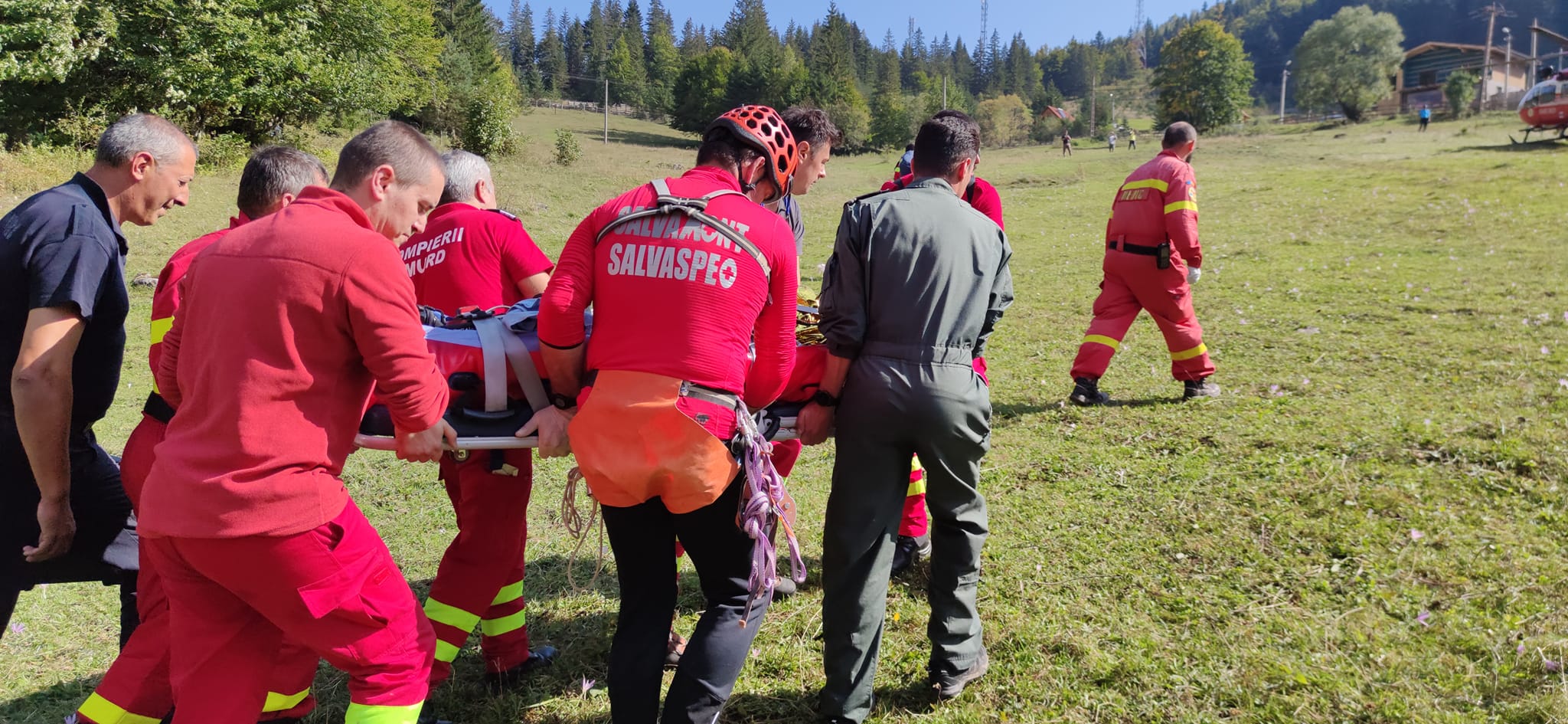 Un bărbat a căzut peste 20 de metri într-o prăpastie, în județul Hunedoara. Victima, transportată cu elicopterul la spital