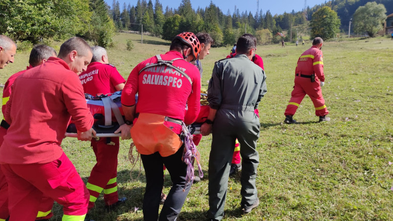 VIDEO  Un bărbat a căzut peste 20 de metri într-o prăpastie, în județul Hunedoara. Victima, transportată cu elicopterul la spital