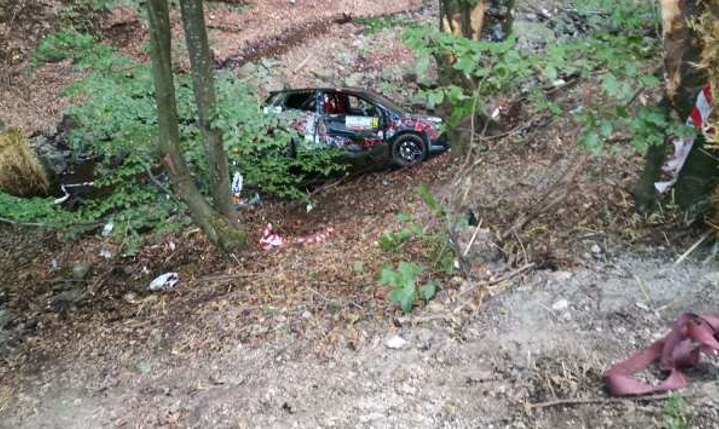 Accident grav la Raliul Clujului. Un pilot a pierdut controlul volanului și a plonjat cu mașina într-o râpă adâncă de 5 metri