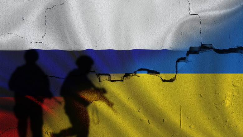 soldati si steagul rusiei si al ucrainei