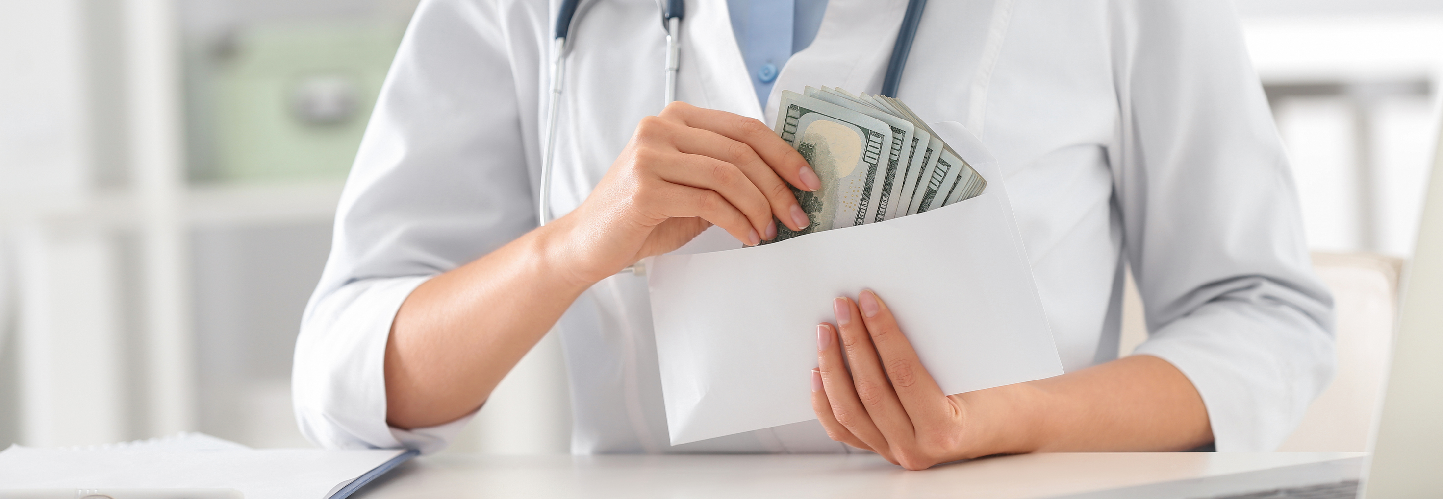 O doctoriță din Oradea, acuzată că a luat mită de 272 de ori, a scăpat nepedepsită. Dosarul ei s-a prescris