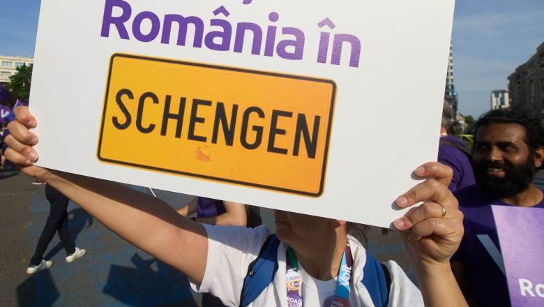 femeie tine pancarta cu romania in schengen
