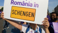 femeie tine pancarta cu romania in schengen