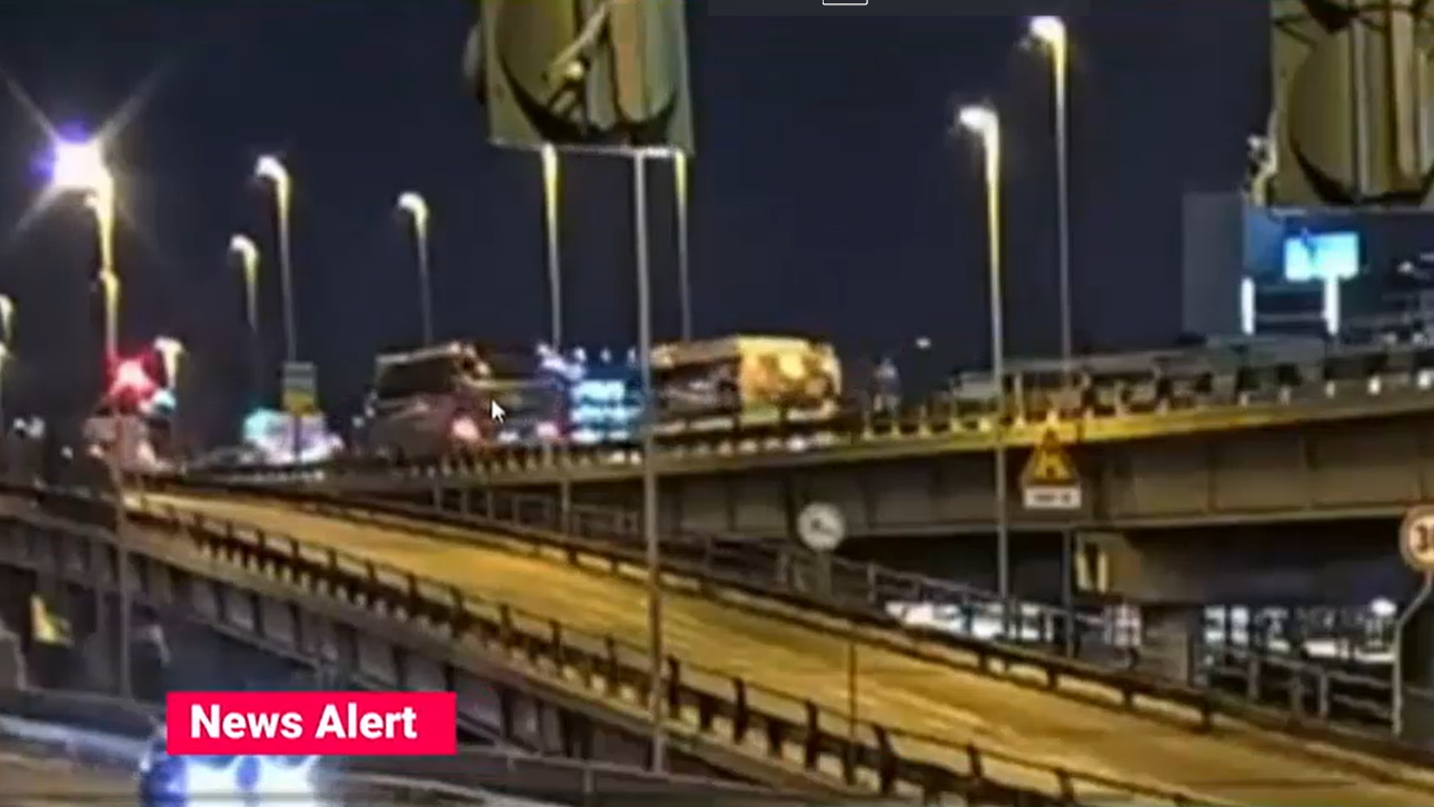 Momentul în care autocarul cu zeci de oameni cade de pe podul din Veneția a fost surprins de camerele din trafic