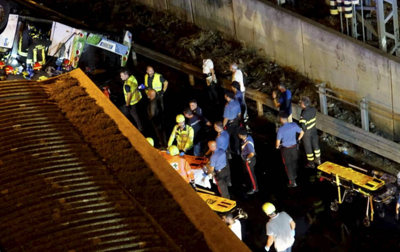 Disaster in Mestre, road accident Hybrid bus falls from the overpass and catches fire