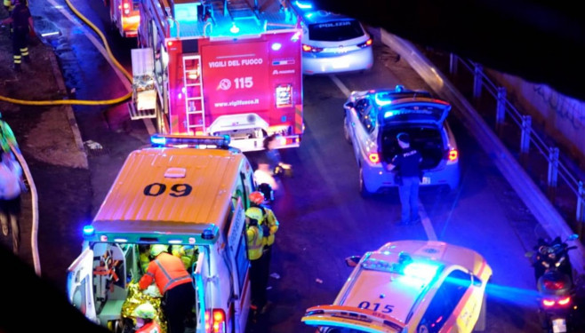 Disaster in Mestre, road accident Hybrid bus falls from the overpass and catches fire