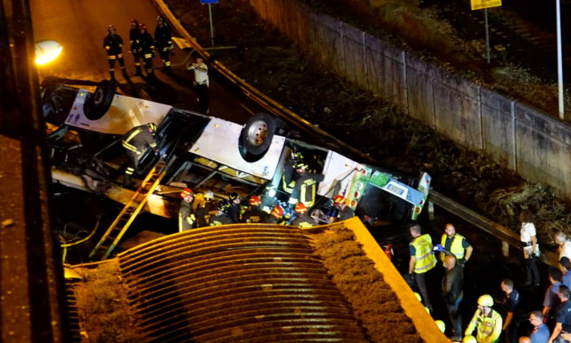 Disaster in Mestre, road accident Hybrid bus falls from the overpass and catches fire