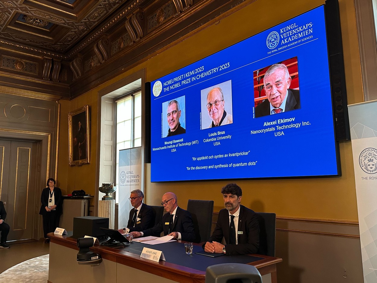 Trei cercetători au câștigat premiul Nobel pentru chimie în 2023 „pentru descoperirea şi sinteza punctelor cuantice”