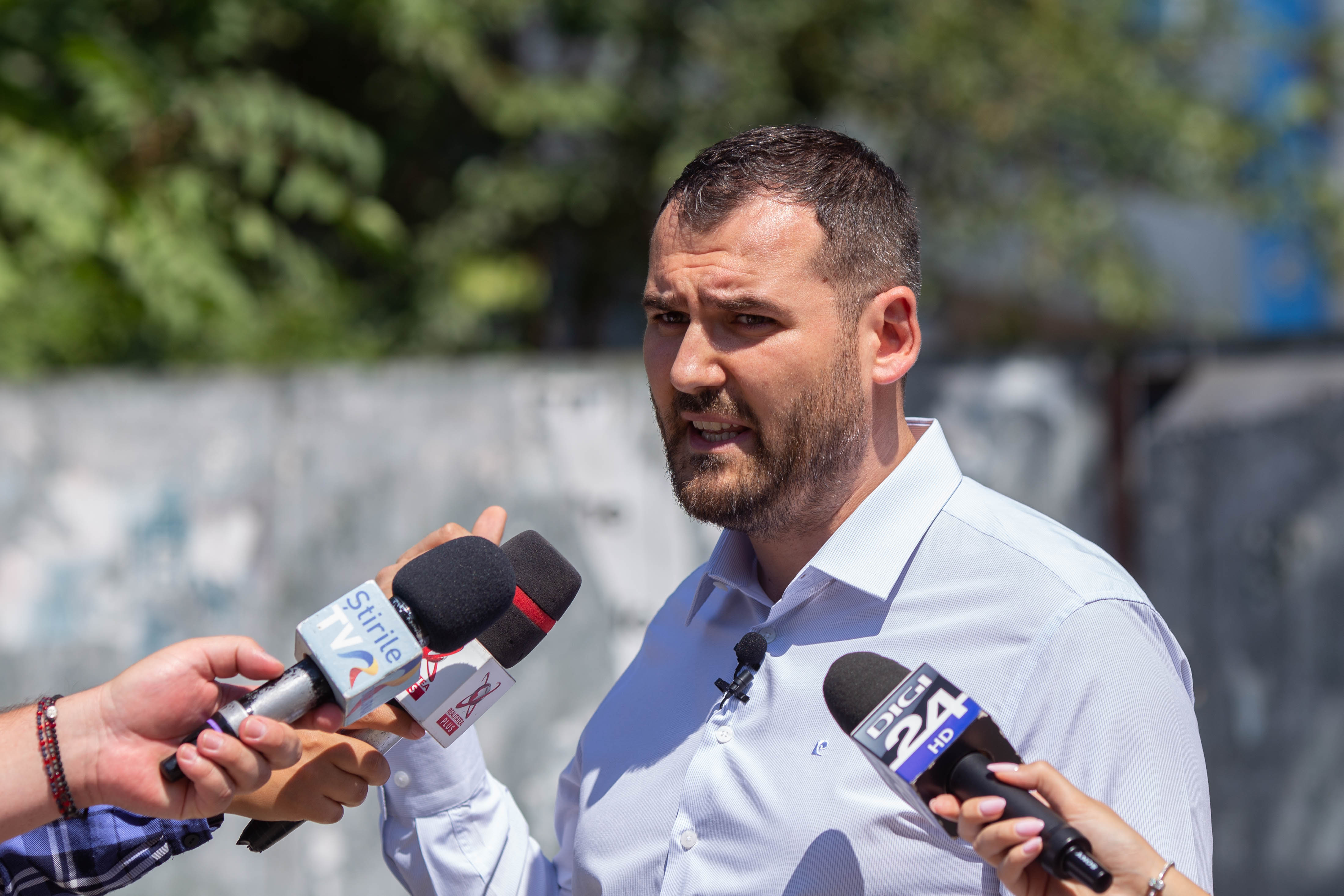 Viceprimarul Sectorului 3, Lucian Judele, scos de Poliţie dintr-o școală după o filmare live în care arăta condițiile din toaletă