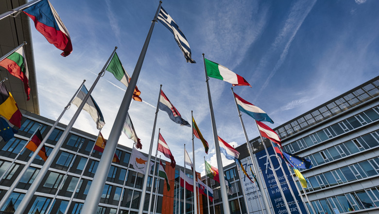 clădirea Parlamentului european cu steaguri