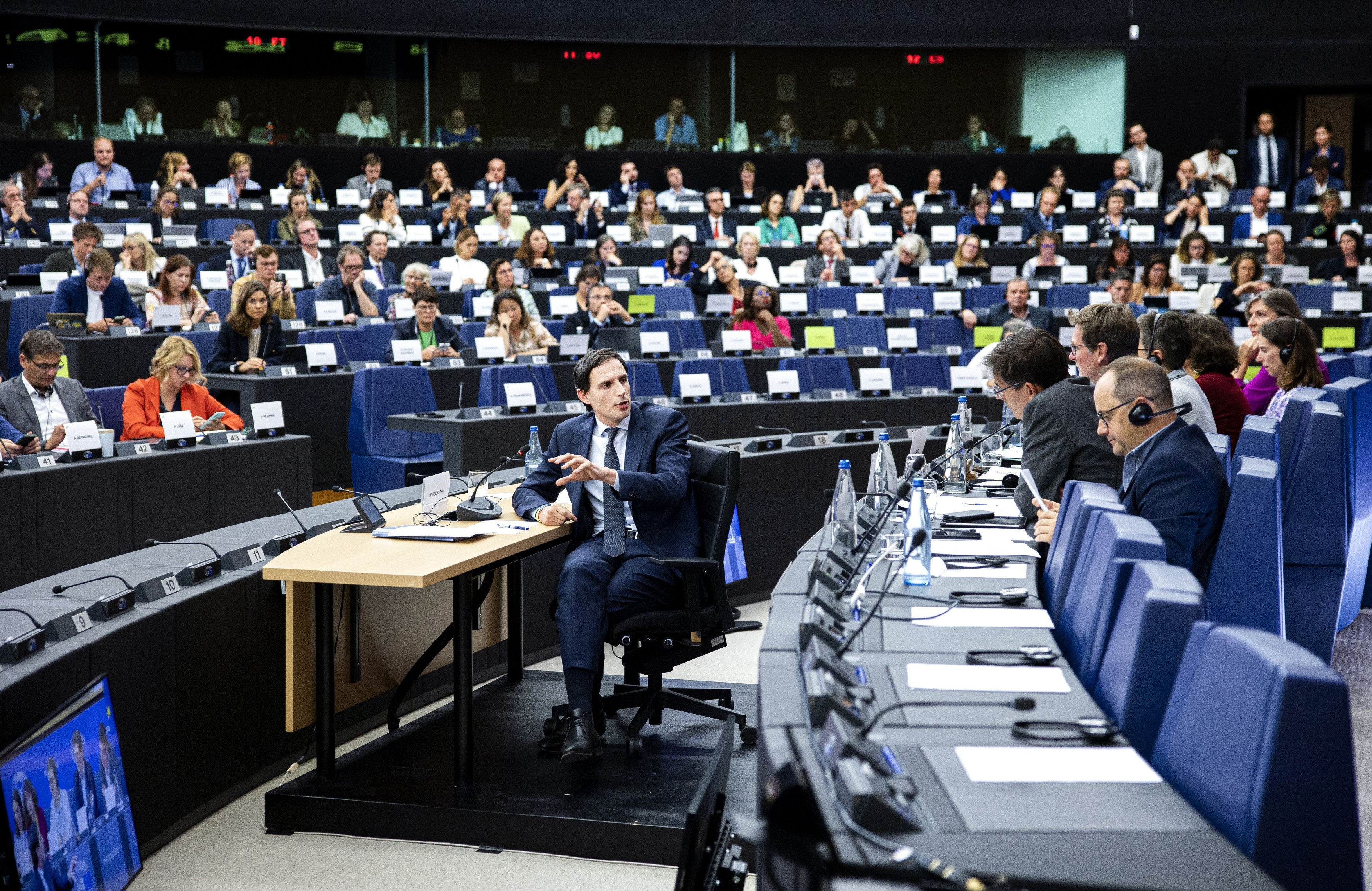 Cine se va ocupa de climă în Europa: un politician care a lucrat pentru Shell și un politician cu școală la Moscova