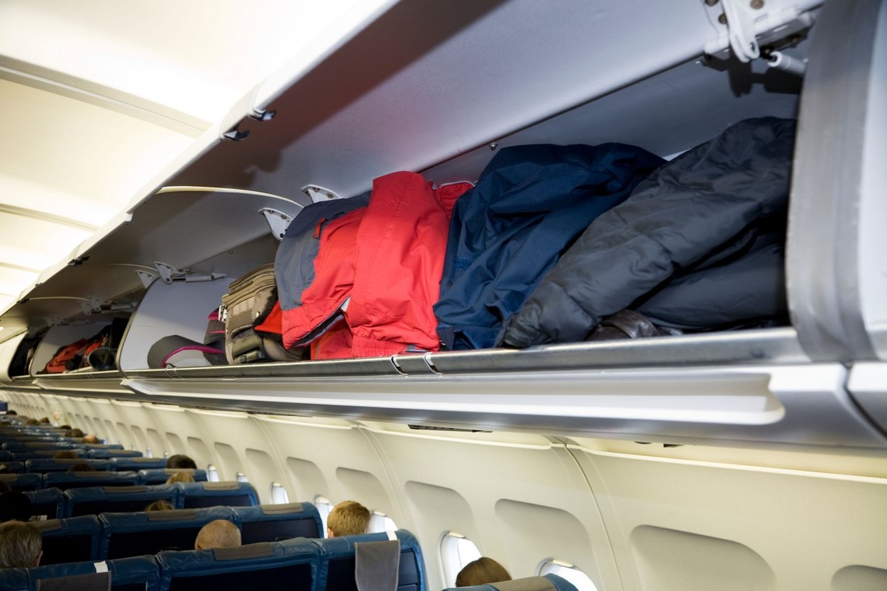 Uniunea Europeană vrea să oblige companiile aeriene să nu mai taxeze suplimentar bagajele de mână