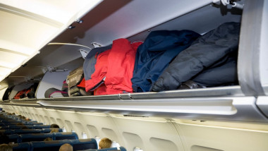 bagaje de cabină într-un avion