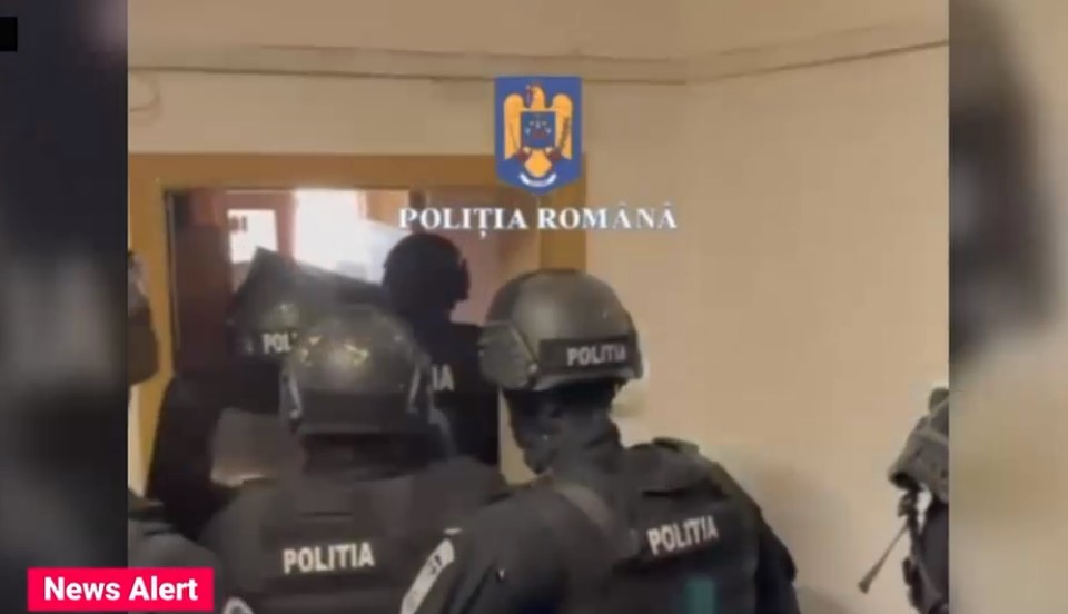 VIDEO Un bărbat baricadat în casă a atacat cu maceta mascații care au intrat peste el