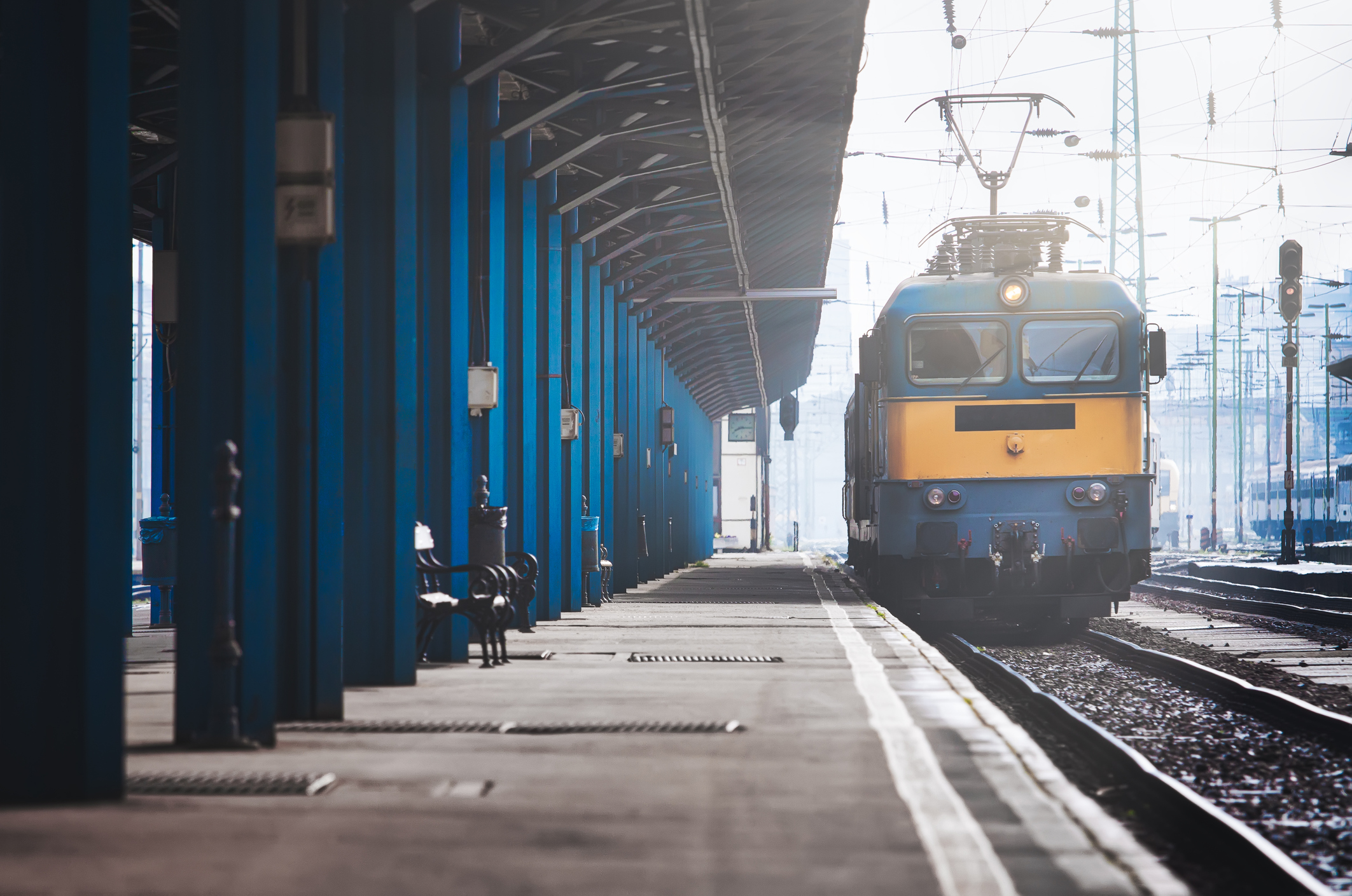 "Metoda împrietenirii". Bătrân de 84 de ani din Cluj, păcălit cu 10.000 de lei de un tânăr cunoscut în tren. Avertismentul polițiștilor